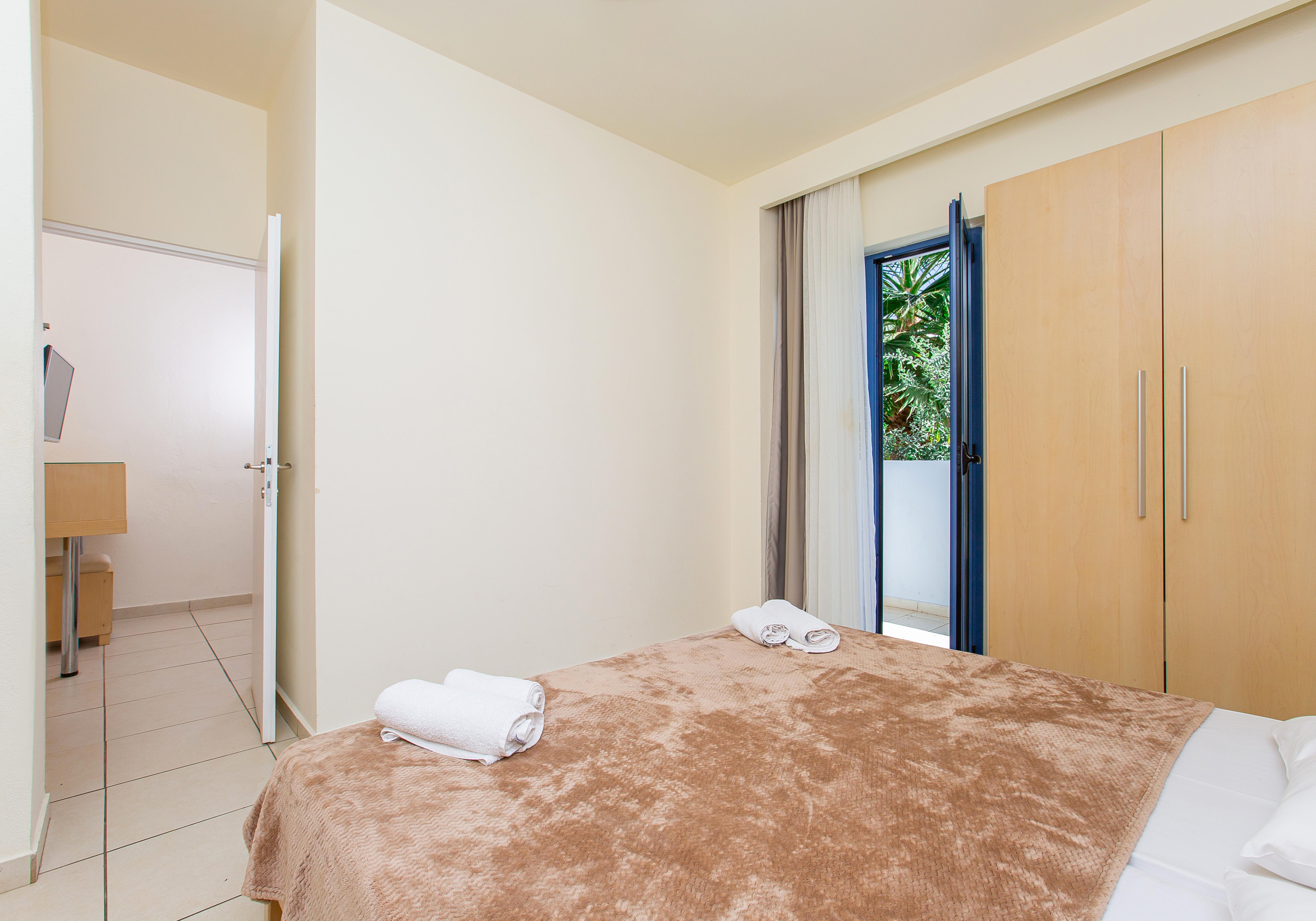 Hermes Hotel Malia Bagian luar foto