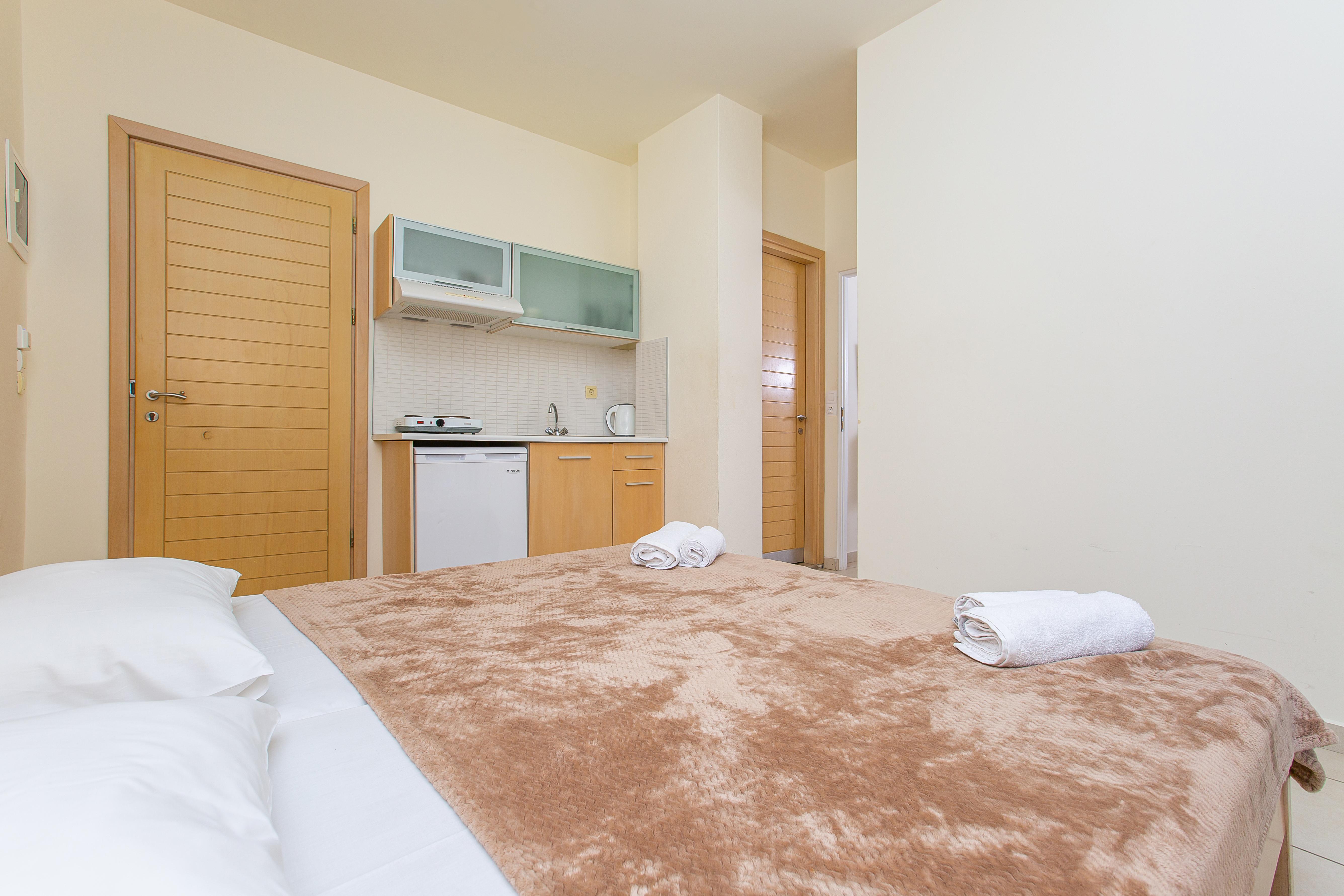 Hermes Hotel Malia Bagian luar foto