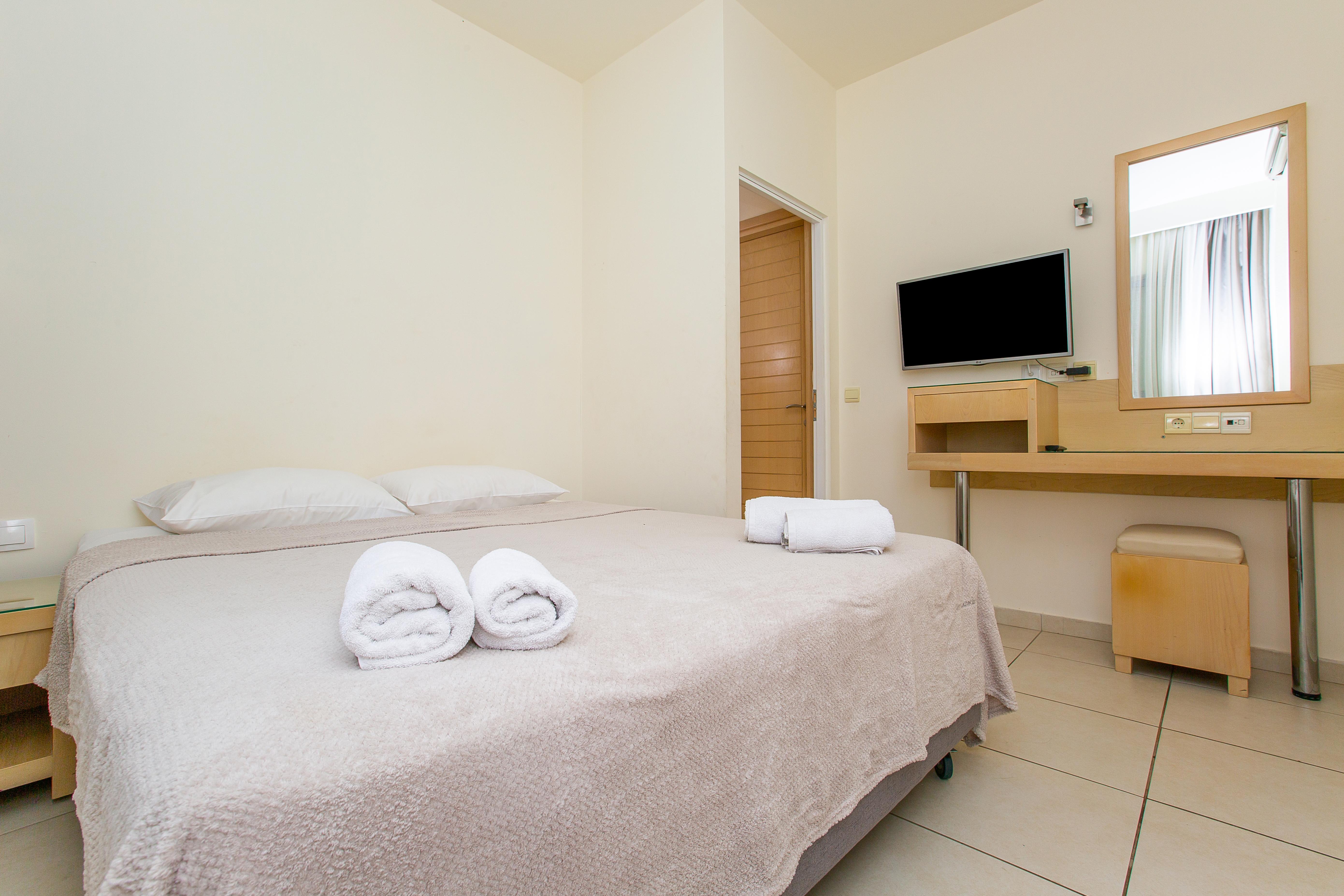 Hermes Hotel Malia Bagian luar foto