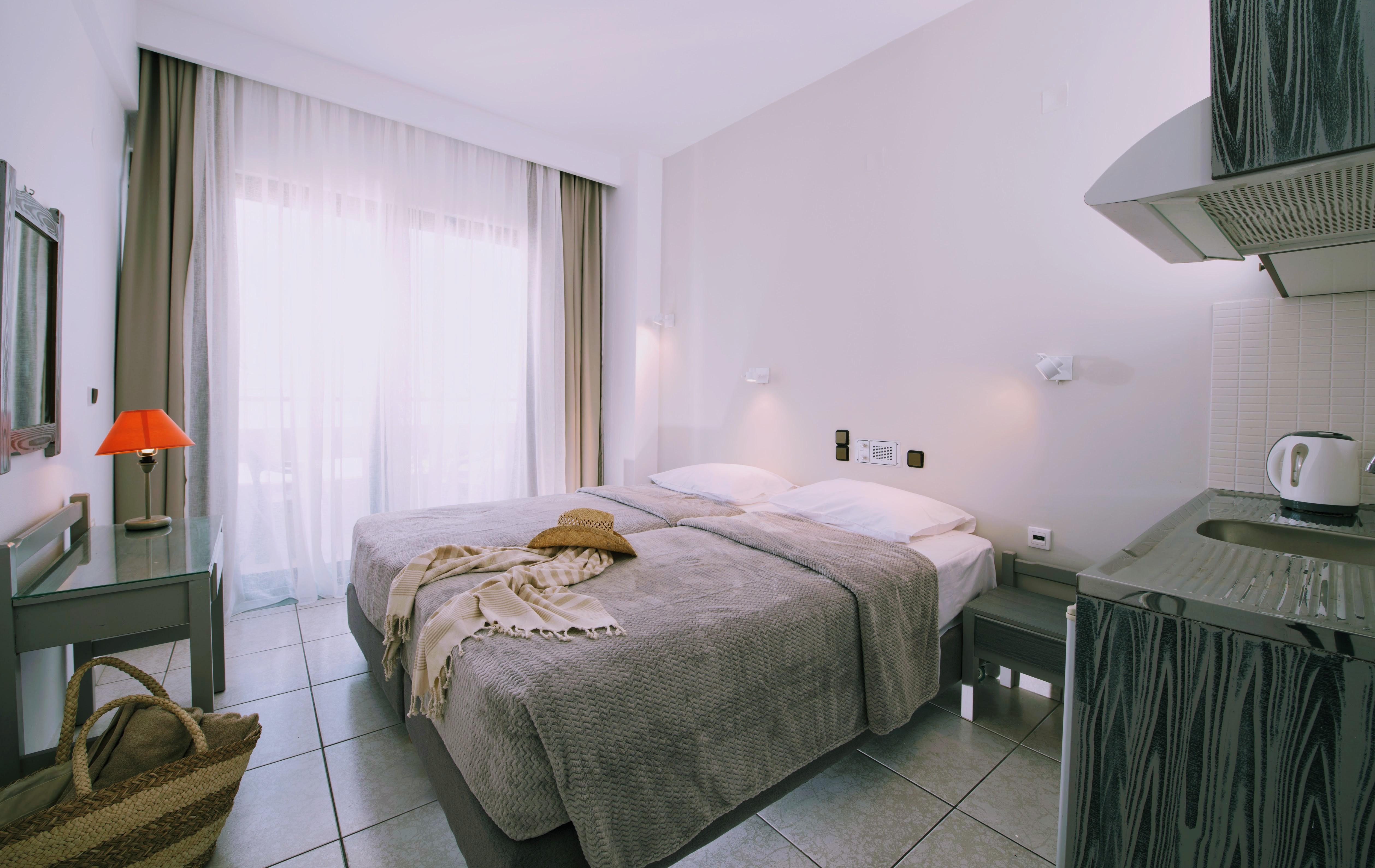 Hermes Hotel Malia Bagian luar foto