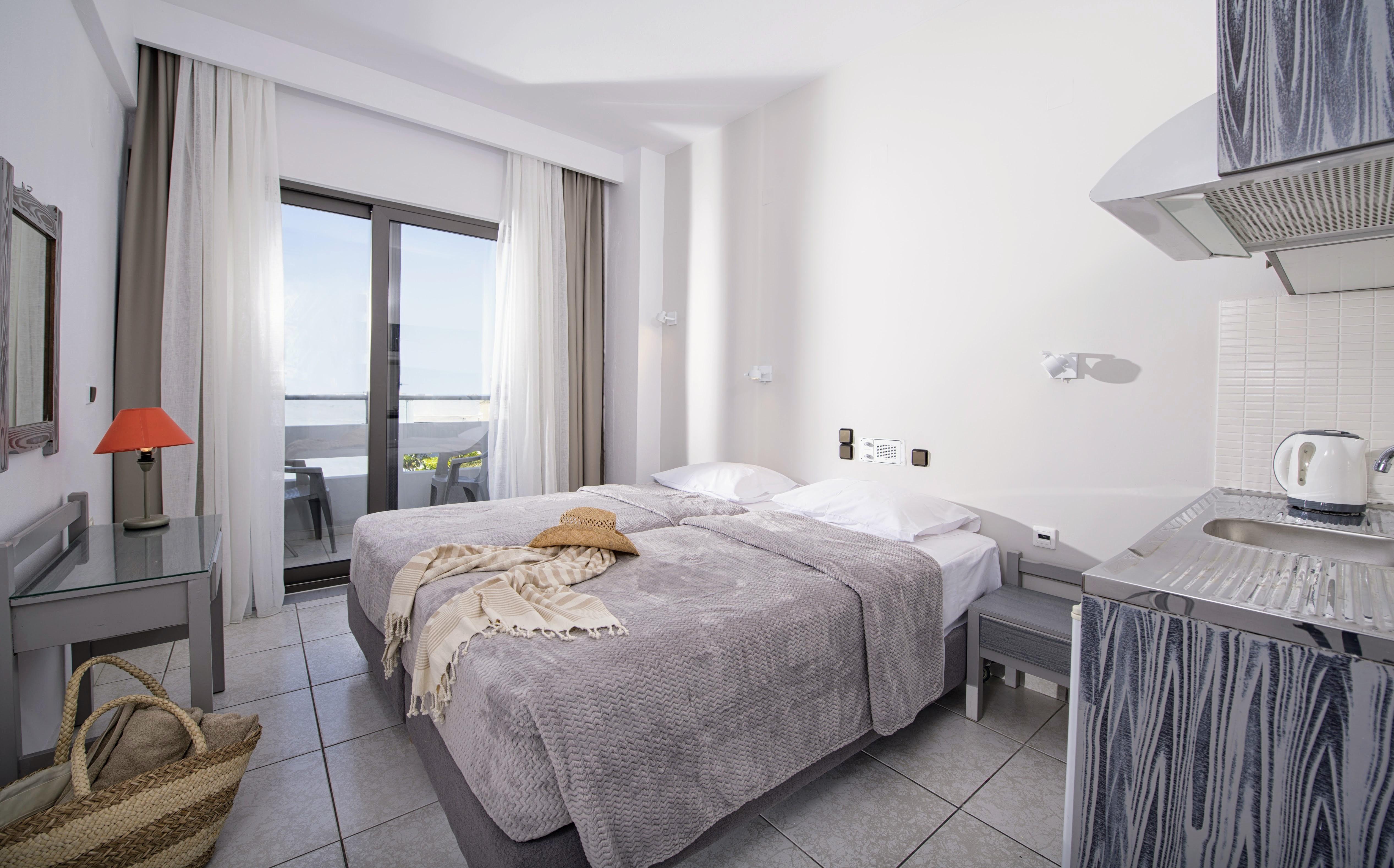 Hermes Hotel Malia Bagian luar foto