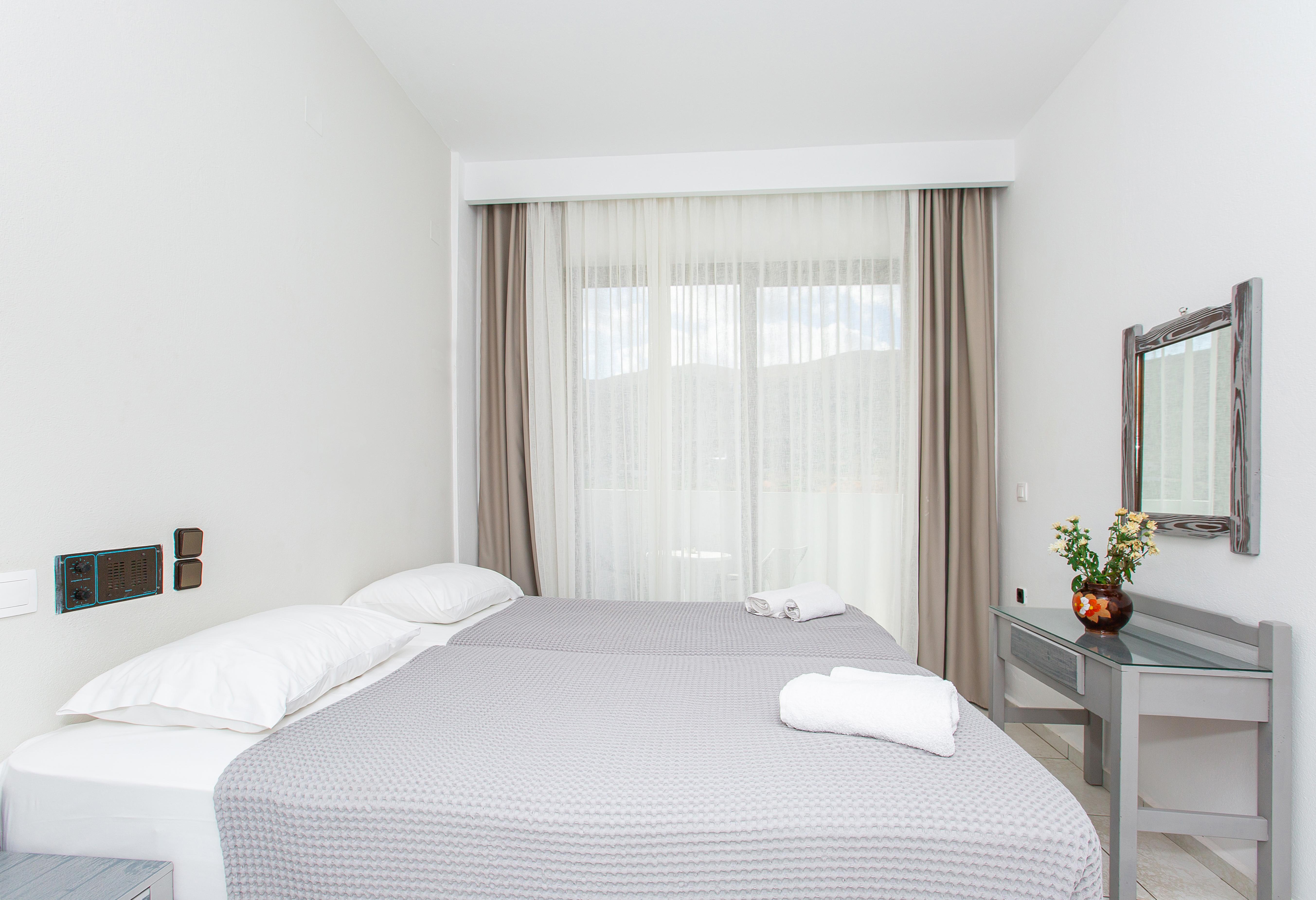 Hermes Hotel Malia Bagian luar foto